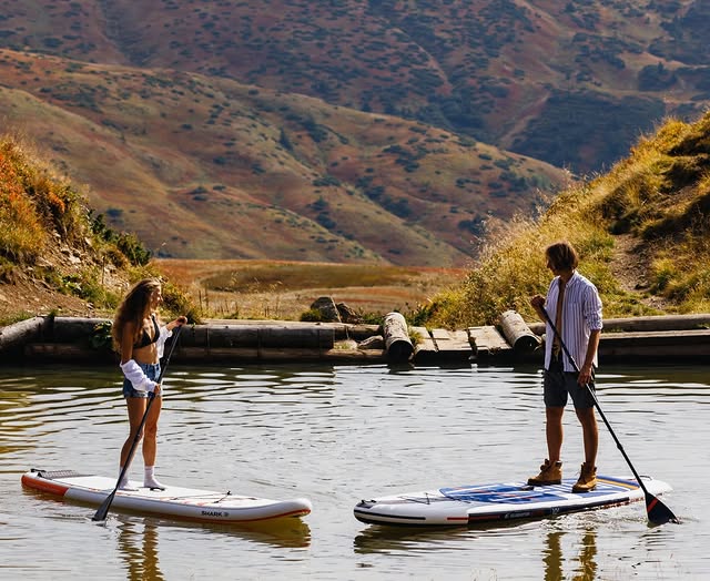 Пара на SUP-бордах у гірському каньйоні